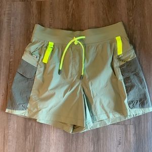 Lululemon green hiking shorts almost new worn once size 12